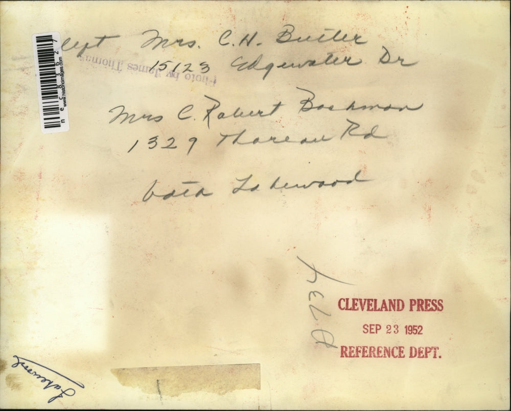 1952 Press Photo Two women looked at the House of native Sanstone in Lakewood.