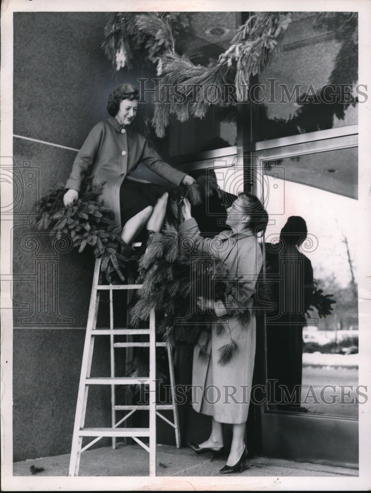 Load image into Gallery viewer, 1960 Press Photo Mrs. Sam G. Stubbins &amp; Mrs. John D. Thorpe of Junior Council
