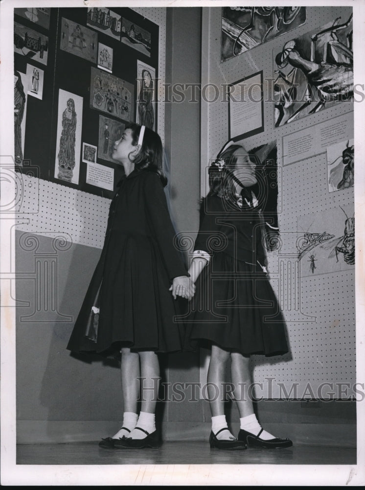 1956 Press Photo Emily Mirsky and Ann Cook Looking at Art