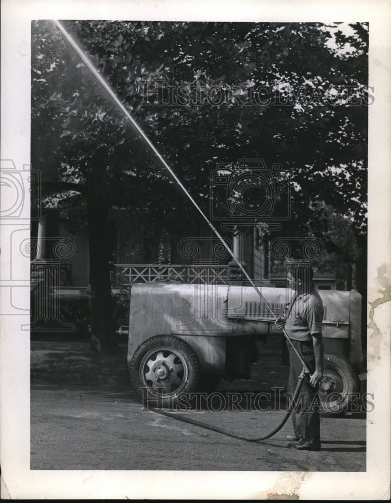 1943 Press Photo Thomas Surian spraying trees in Cleveland Ohio