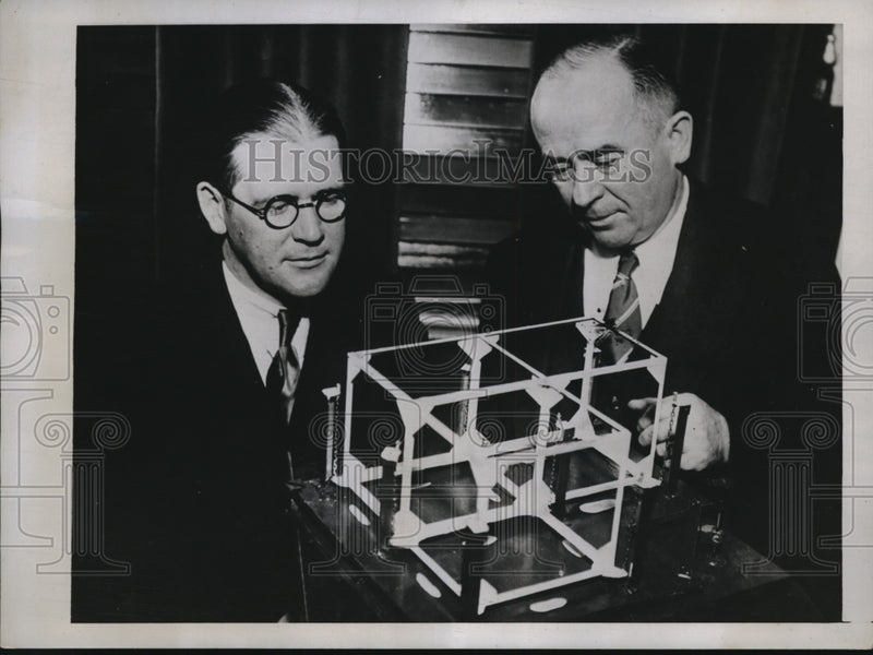Load image into Gallery viewer, 1933 Press Photo Gordon McDonough, Frank Rager invention for earthquake proofing

