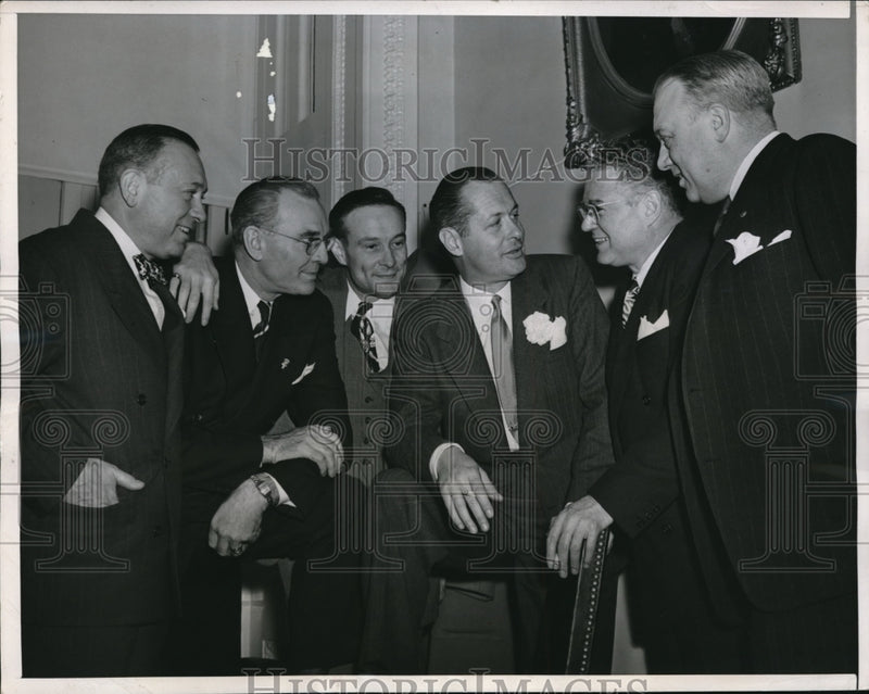 Load image into Gallery viewer, 1947 Press Photo DC Sen Sgt at Arms Ed McGinnis, Sen Wm Jenner
