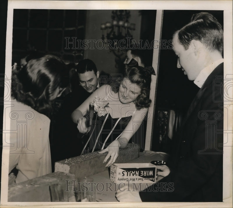 Load image into Gallery viewer, 1939 Press Photo Hope O Brien at the Bal De Plumes in Ritz Carlton N.Y.
