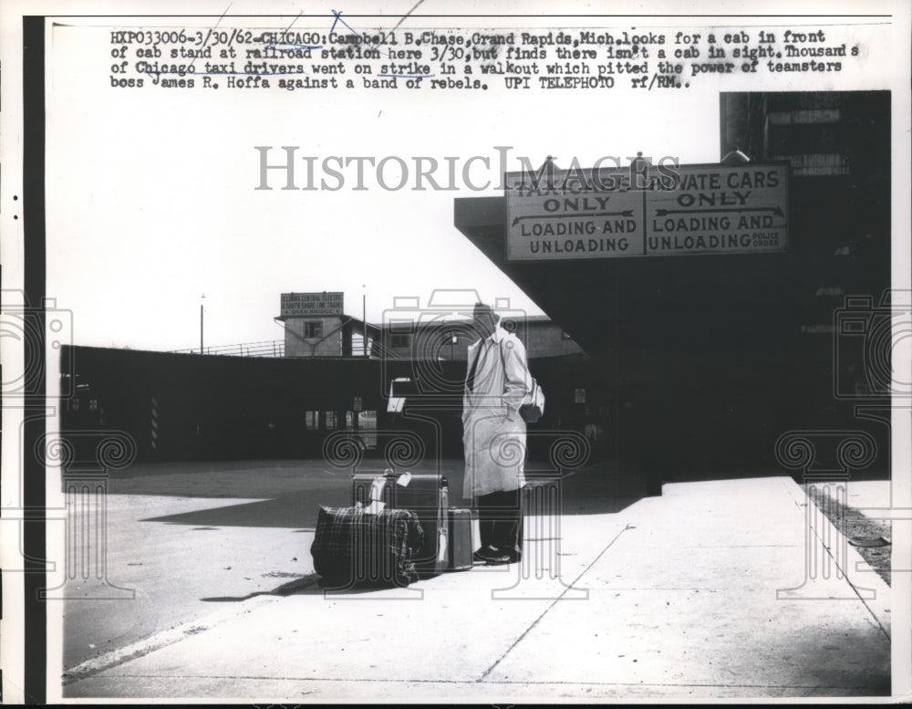1962 Press Photo Campbell B. Chase Looks for Cab During Strike in Chicago