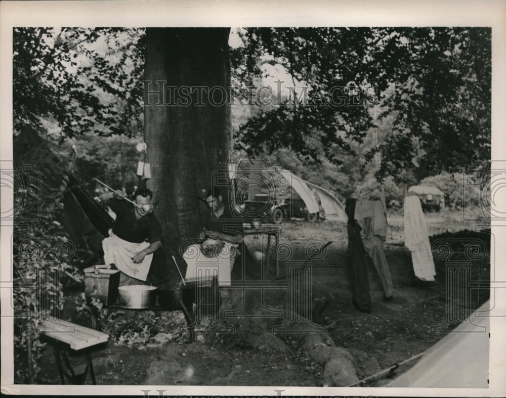 1940 Press Photo England Canadian soldiers at a mid day meal- Historic Images