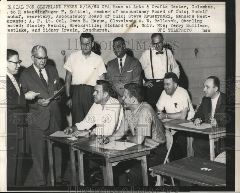 Load image into Gallery viewer, 1962 Press Photo Roger Knittel, Steve Kruszynski, Lt. Col. Owen Hauge, Bellavek
