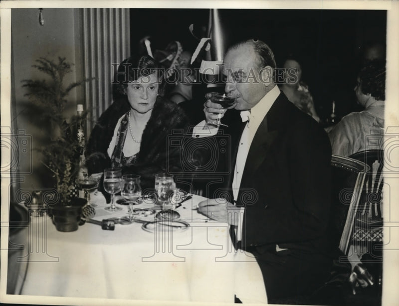 Load image into Gallery viewer, 1934 Press Photo Ogden Hammond &amp; wife at New Year's party in Savoy Plaza Hotel
