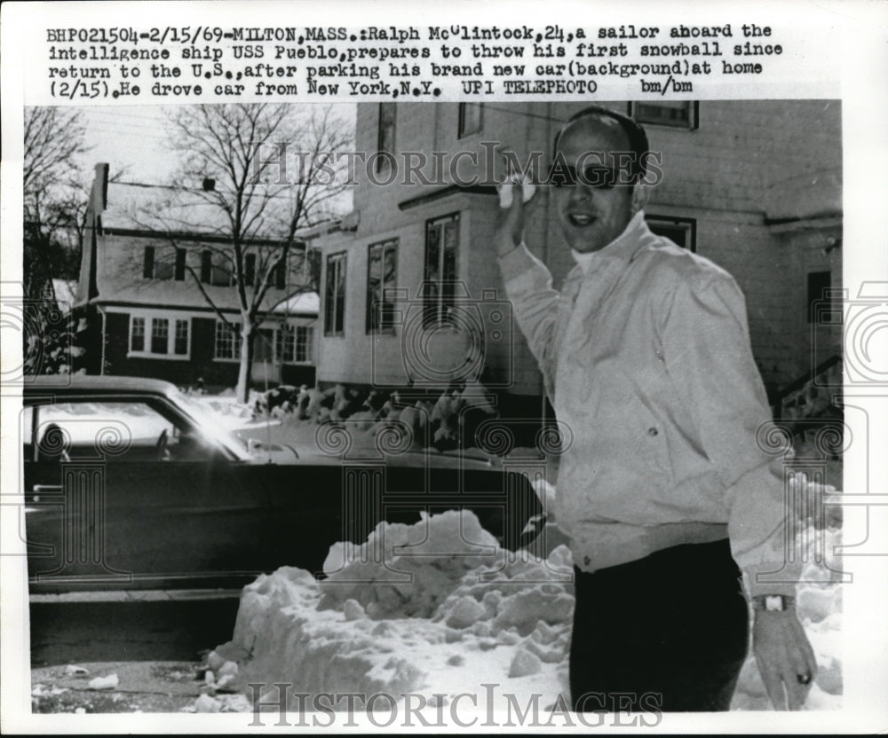 1969 Press Photo Ralph McClintock, Sailor Throw First Snowball Since Returning