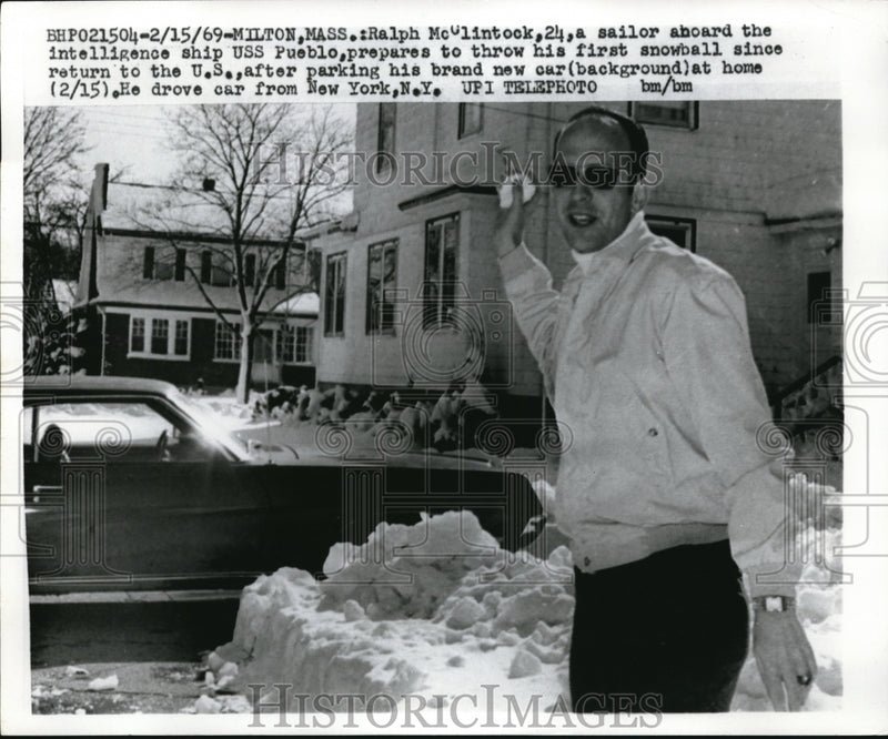 Load image into Gallery viewer, 1969 Press Photo Ralph McClintock, Sailor Throw First Snowball Since Returning
