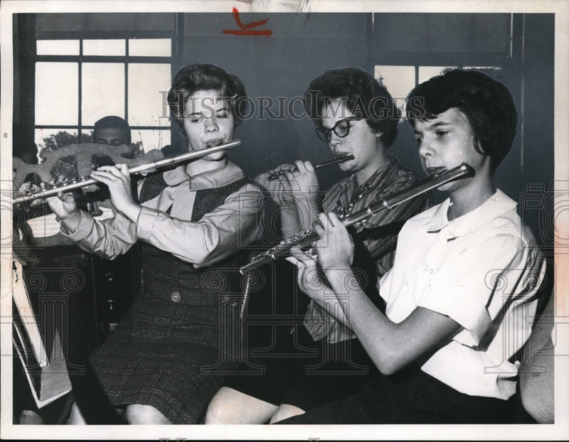 Load image into Gallery viewer, 1961 Press Photo Wilhemina Kanable, Trude Jenkins, Judy Wallrath, West High Band
