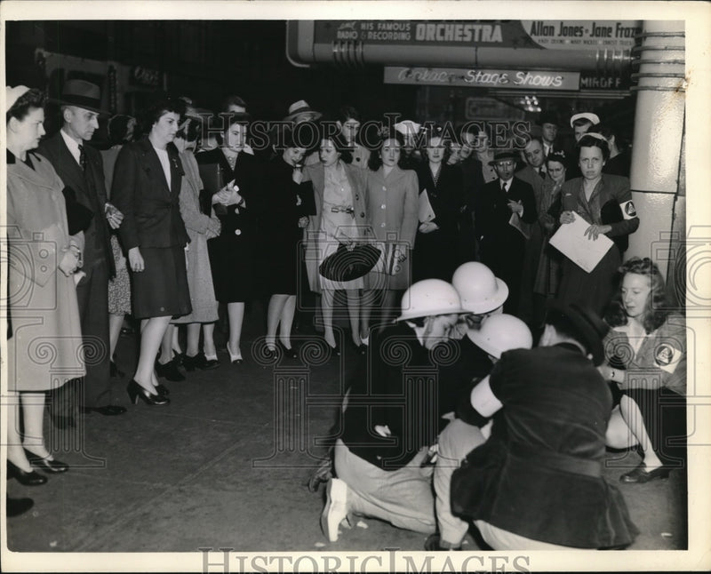 Load image into Gallery viewer, 1943 Press Photo Palace Theater woman collapses &amp; is cared for
