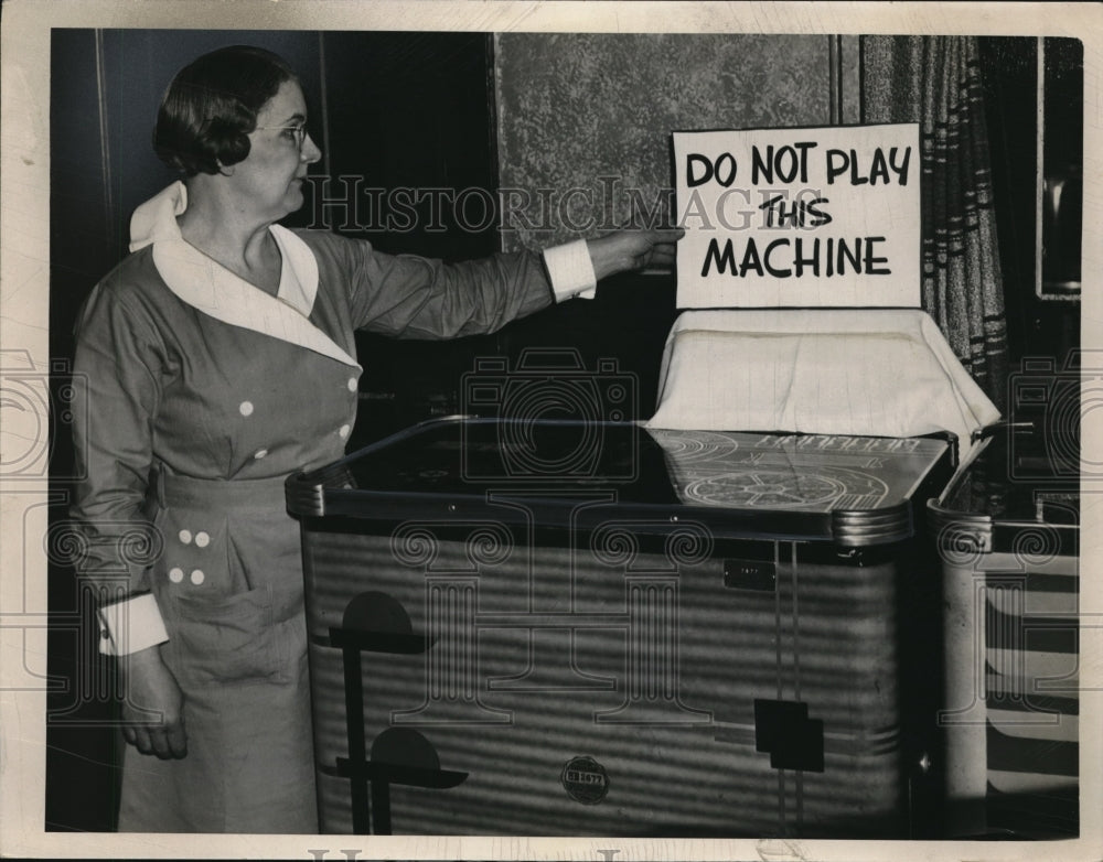 1939 Press Photo Mrs Fred K Spanos at the Mecc restaurant in Cleveland