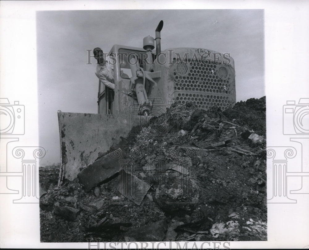 1957 Press Photo Mike Martin at work at Cleveland city dump