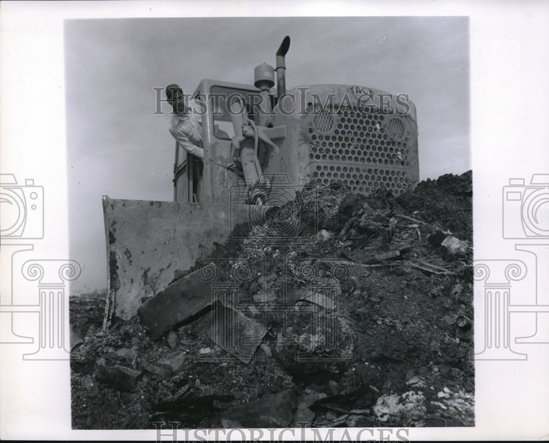 Load image into Gallery viewer, 1957 Press Photo Mike Martin at work at Cleveland city dump
