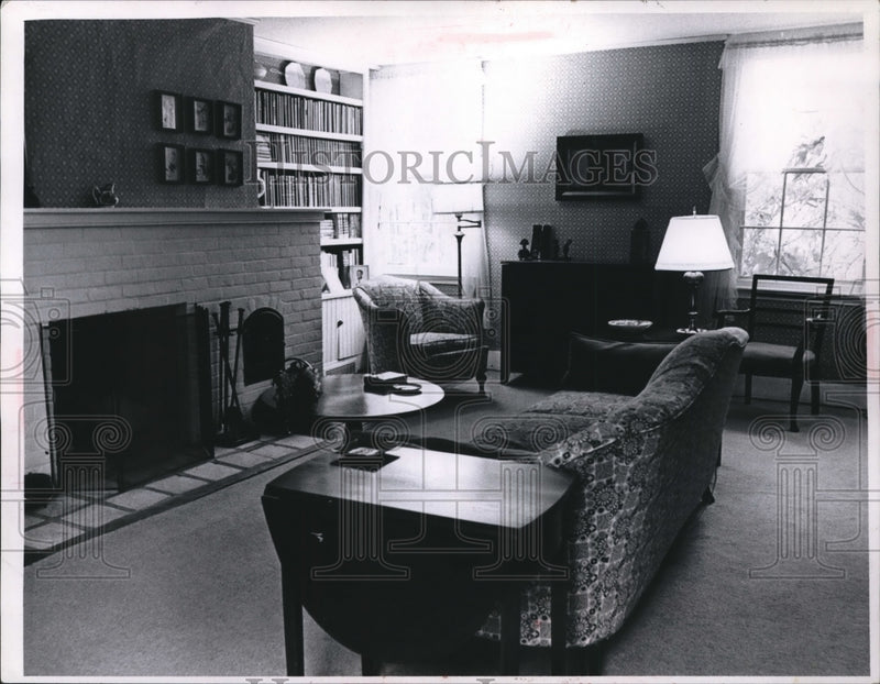 Load image into Gallery viewer, 1965 Press Photo Helen Stockloger homes living room
