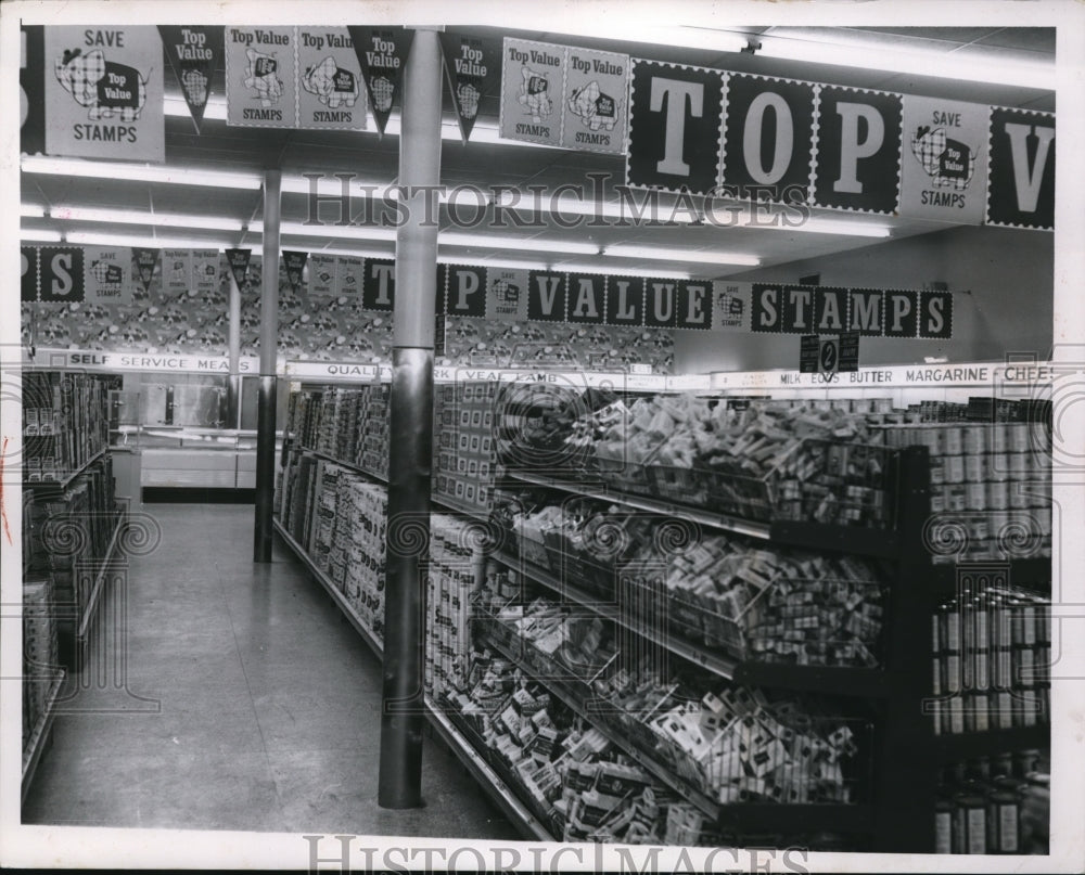 1955 Press Photo Stop N Shop grocer in Cleveland Ohio