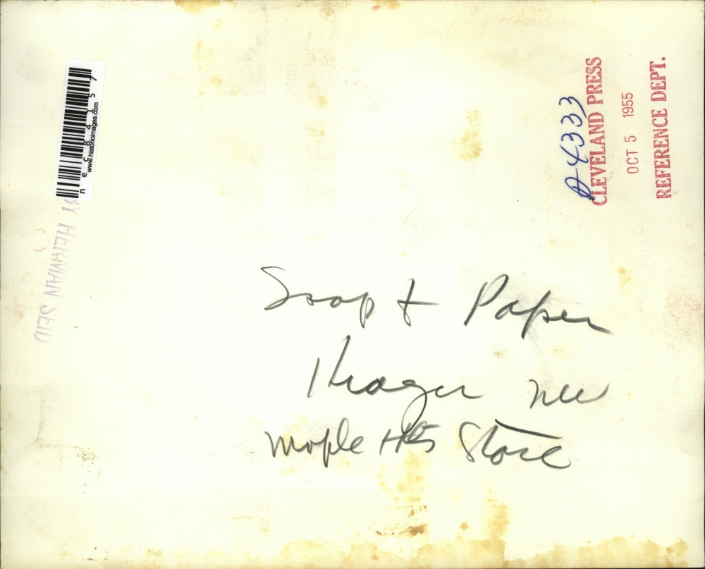 1955 Press Photo Stop N Shop grocer in Cleveland Ohio