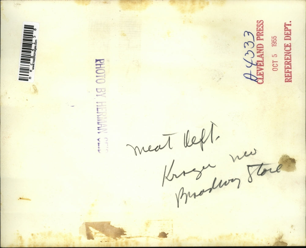 1955 Press Photo Meat dept of Cleveland Ohio Stop N Shop store