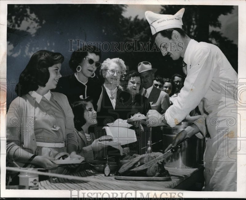Load image into Gallery viewer, 1954 Press Photo T Watermire, S Reider &amp; chef Clarence Besel in Cleveland
