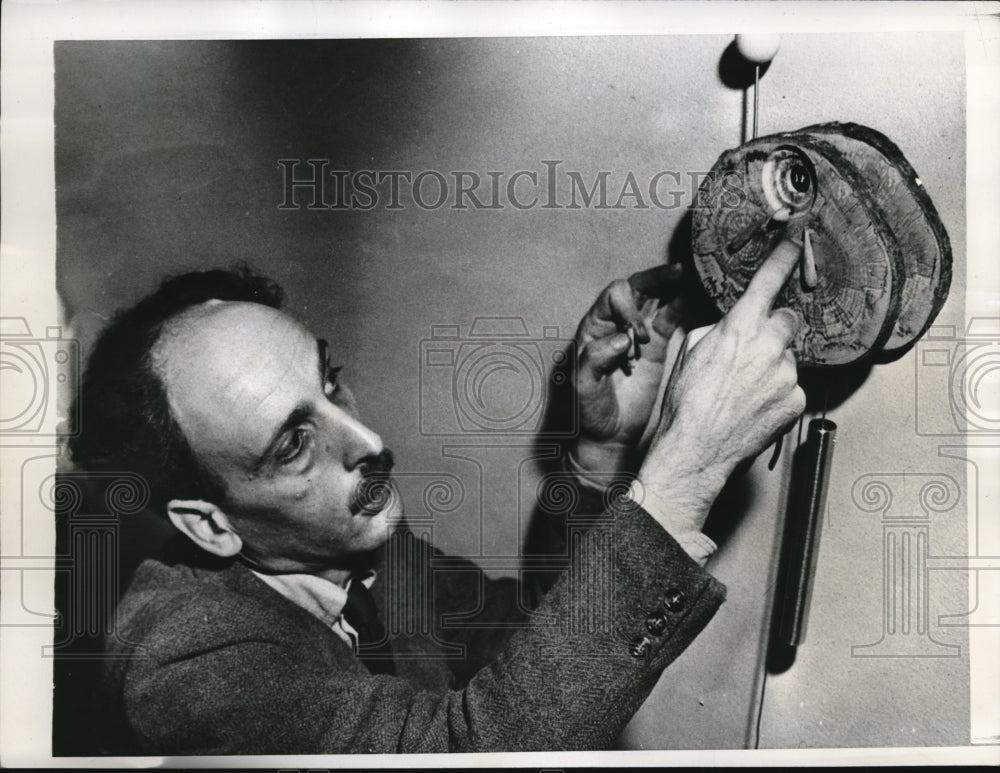 1949 Press Photo An exhibitor in Milan Italy with wooden den clock