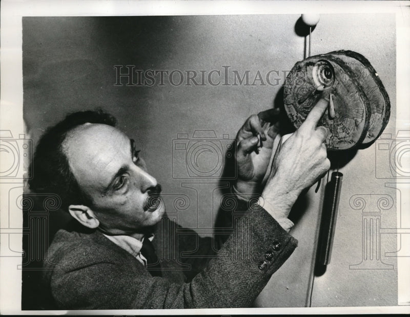 Load image into Gallery viewer, 1949 Press Photo An exhibitor in Milan Italy with wooden den clock
