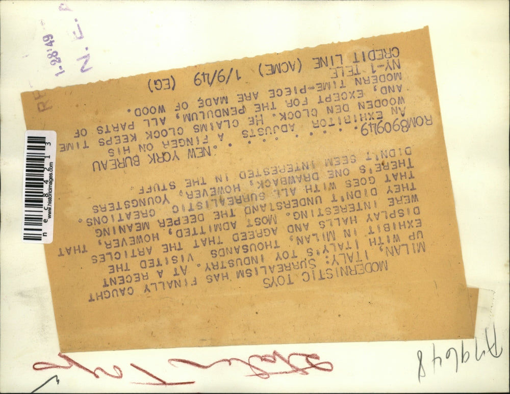 1949 Press Photo An exhibitor in Milan Italy with wooden den clock