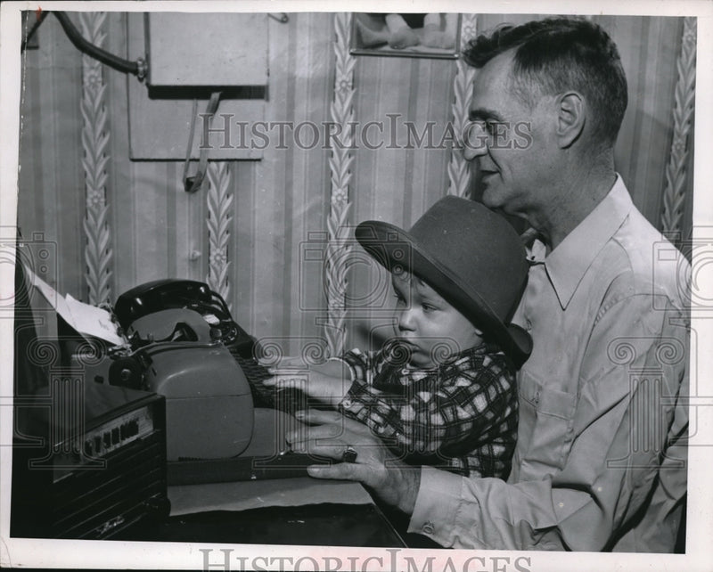 Load image into Gallery viewer, 1957 Press Photo Harold Hathaway &amp; son Clarence of Stow Ohio
