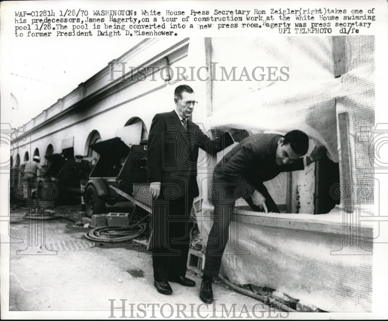 Load image into Gallery viewer, 1970 Press Photo DC White House press secy Ron Zeigler &amp; James Hagerty
