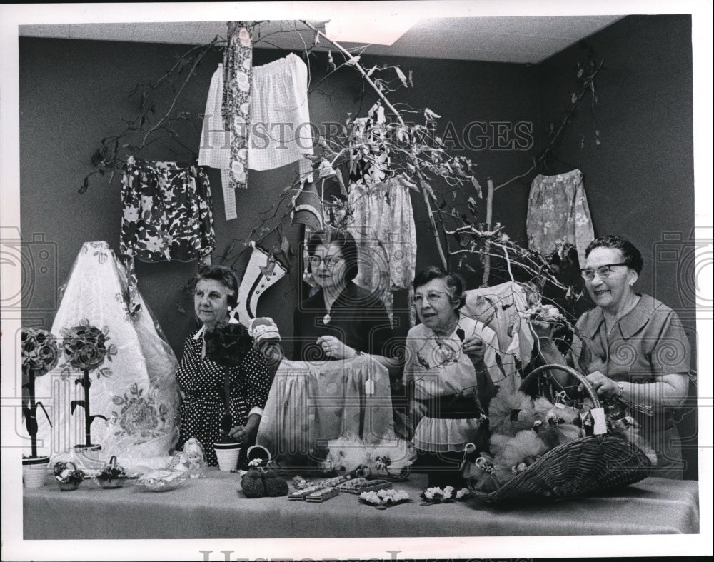 Press Photo Cleveland Womens Auxillary Rose De Paola, Dot Khaner