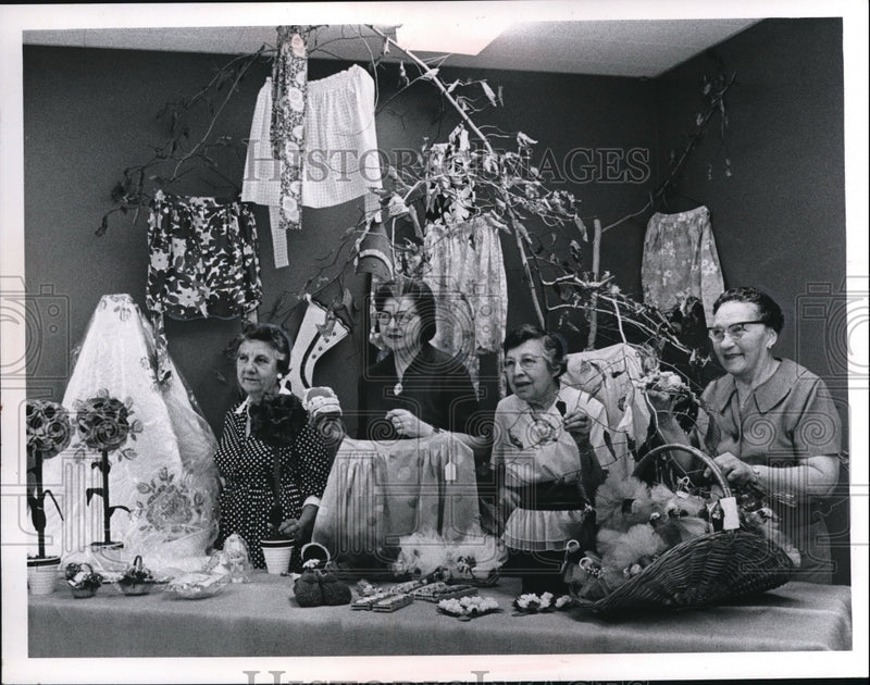 Load image into Gallery viewer, Press Photo Cleveland Womens Auxillary Rose De Paola, Dot Khaner
