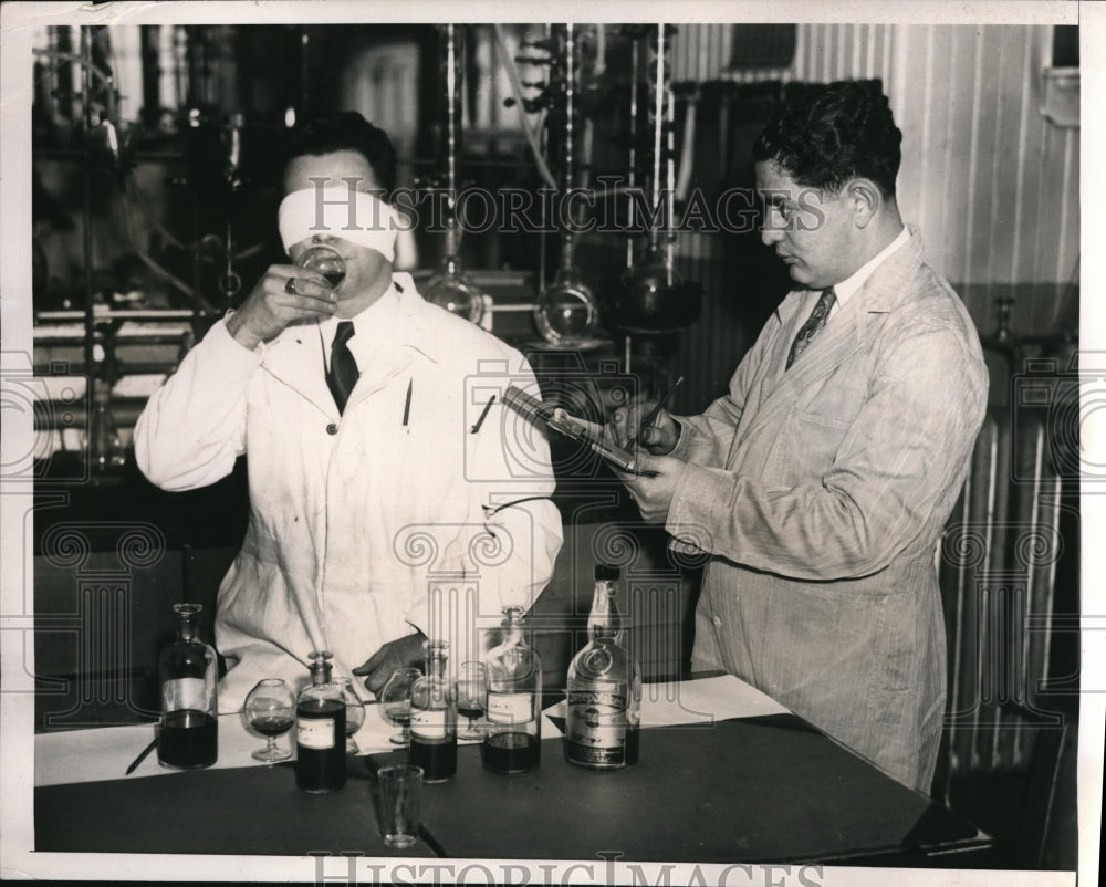 1934 Press Photo Harry Mackell tests whiskey with Jacob Stein at Continental Co