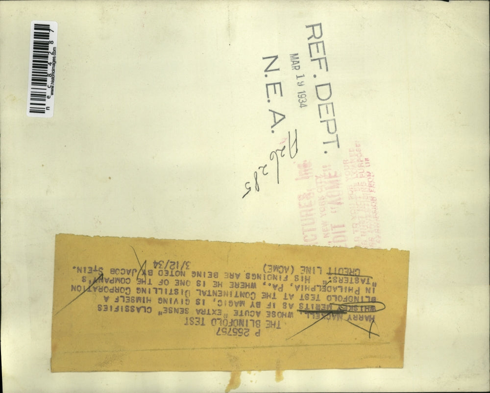 1934 Press Photo Harry Mackell tests whiskey with Jacob Stein at Continental Co