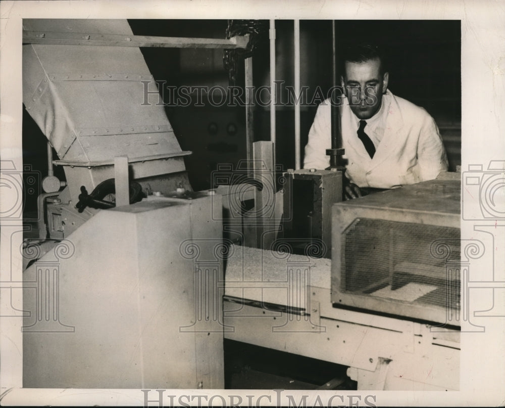 1948 Press Photo London worker at plastic & wood research for man made lumber