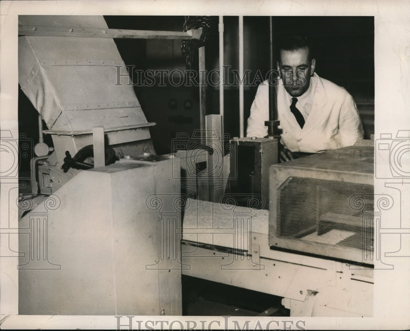 Load image into Gallery viewer, 1948 Press Photo London worker at plastic &amp; wood research for man made lumber

