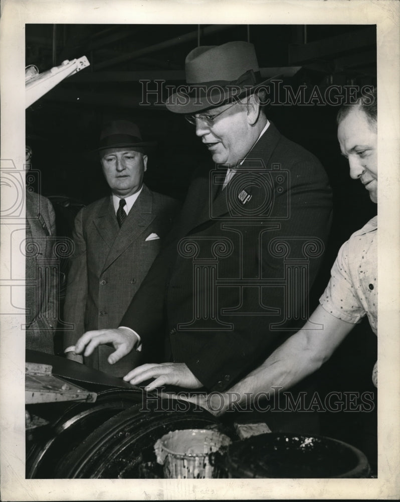 1943 Press Photo Akron Ohio Col Bradley Dewew Natl Rubber Director at Firestone