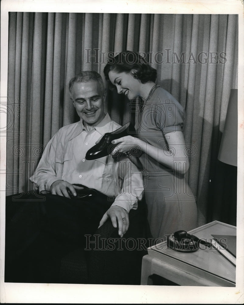 1961 Press Photo A woman and shoes for a Father's Day present