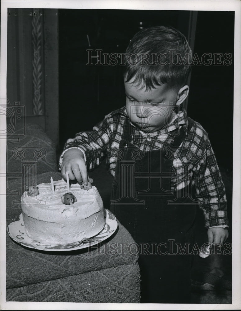 1957 Press Photo Clarence Hathaway of Stow Ohio, parents are both deaf