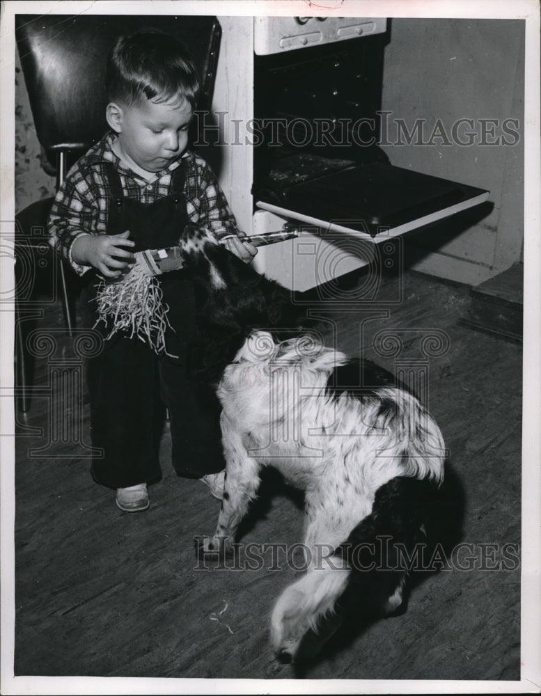1957 Press Photo Clarence Hathaway of Stow Ohio & his pet dog