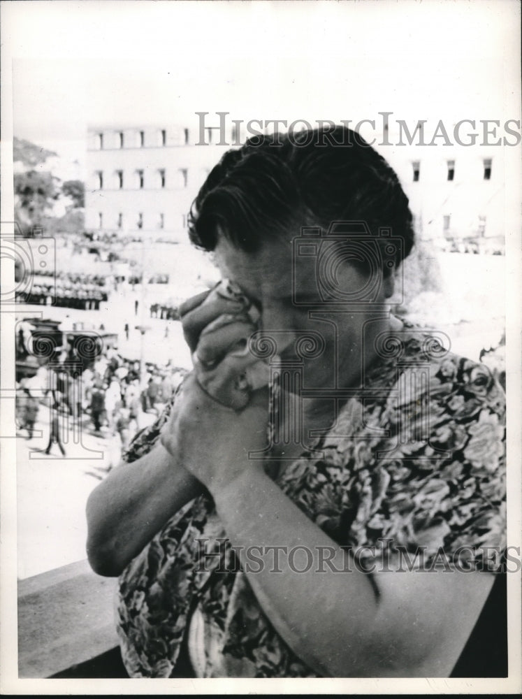 1944 Press Photo Crying Athenian mother after failing to find son