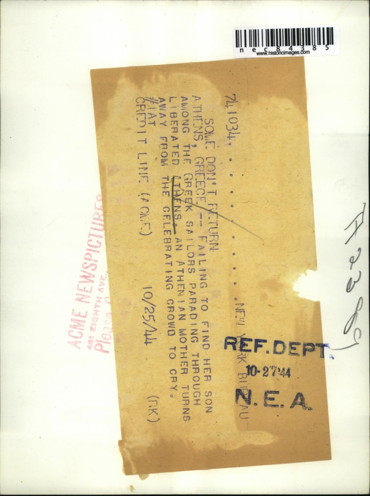 1944 Press Photo Crying Athenian mother after failing to find son