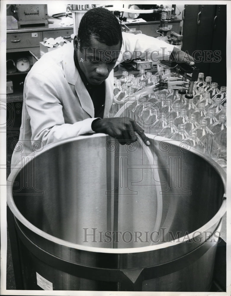 1961 Press Photo Marion Vary of Montefiore Hospital Pharmacy with Bottle Filler