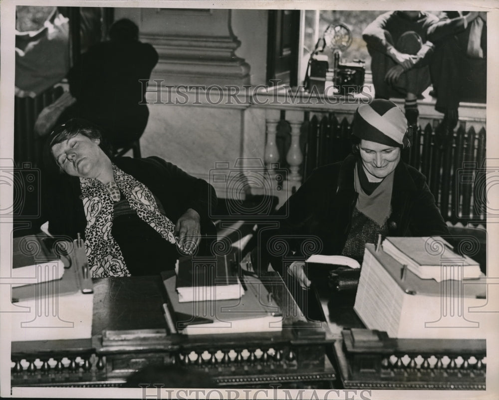 1936 Press Photo Sleeping in the Assembly Chamber