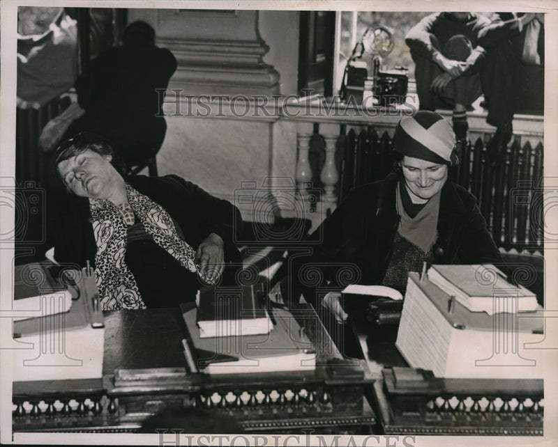 Load image into Gallery viewer, 1936 Press Photo Sleeping in the Assembly Chamber
