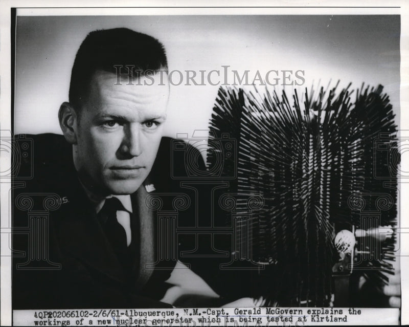 Load image into Gallery viewer, 1961 Press Photo Capt. Gerald McGovern Explains Nuclear Generator

