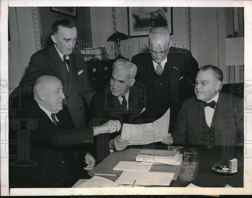 1945 Press Photo WMC Director Paul Mcnutt talking with Elbert Thomas & Senators
