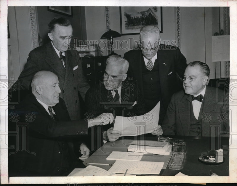 Load image into Gallery viewer, 1945 Press Photo WMC Director Paul Mcnutt talking with Elbert Thomas &amp; Senators
