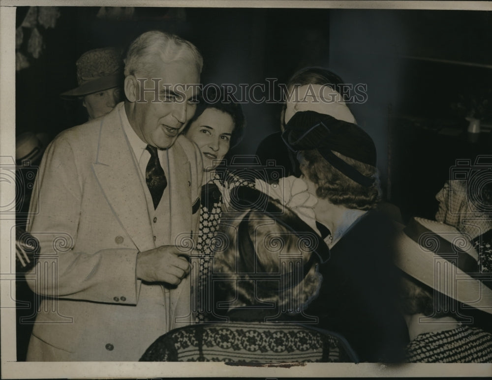 1940 Press Photo Paul V. McNutt in the Hotel Stevens