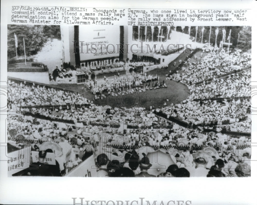 1961 Press Photo German Minister,Ernest Lemmer addressed a rally for Germans