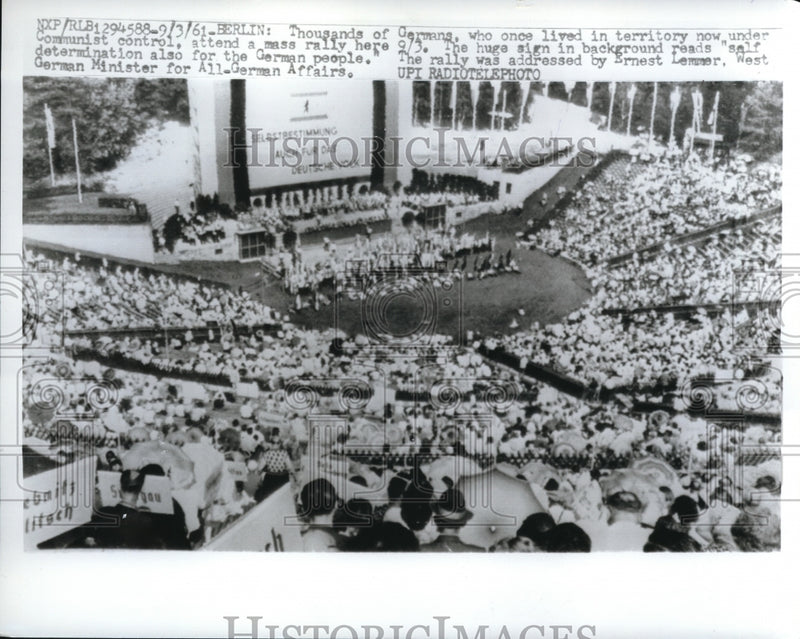 Load image into Gallery viewer, 1961 Press Photo German Minister,Ernest Lemmer addressed a rally for Germans

