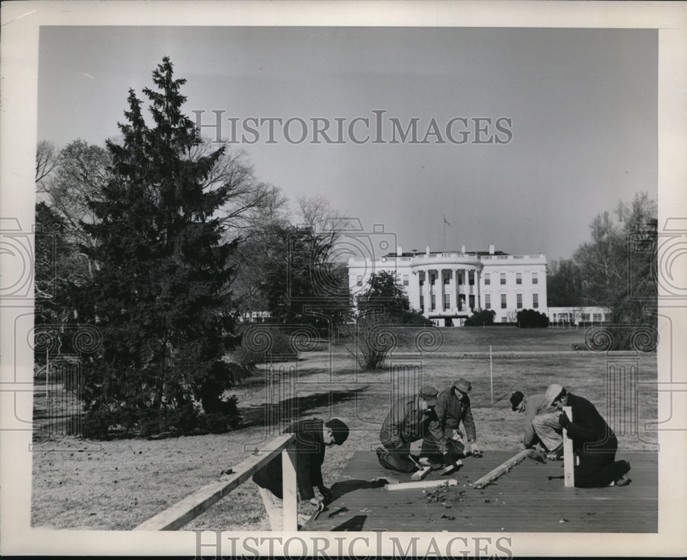 1945 Press Photo Wormen erect platform for Pres Truman to light Xmas tree